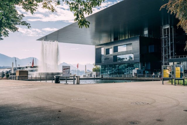 Conçu par Jean Nouvel, l’emblématique KKL Lucerne se dresse sur la rive du lac des Quatre-Cantons. Sa salle de concert, dont l’acoustique est renommée...