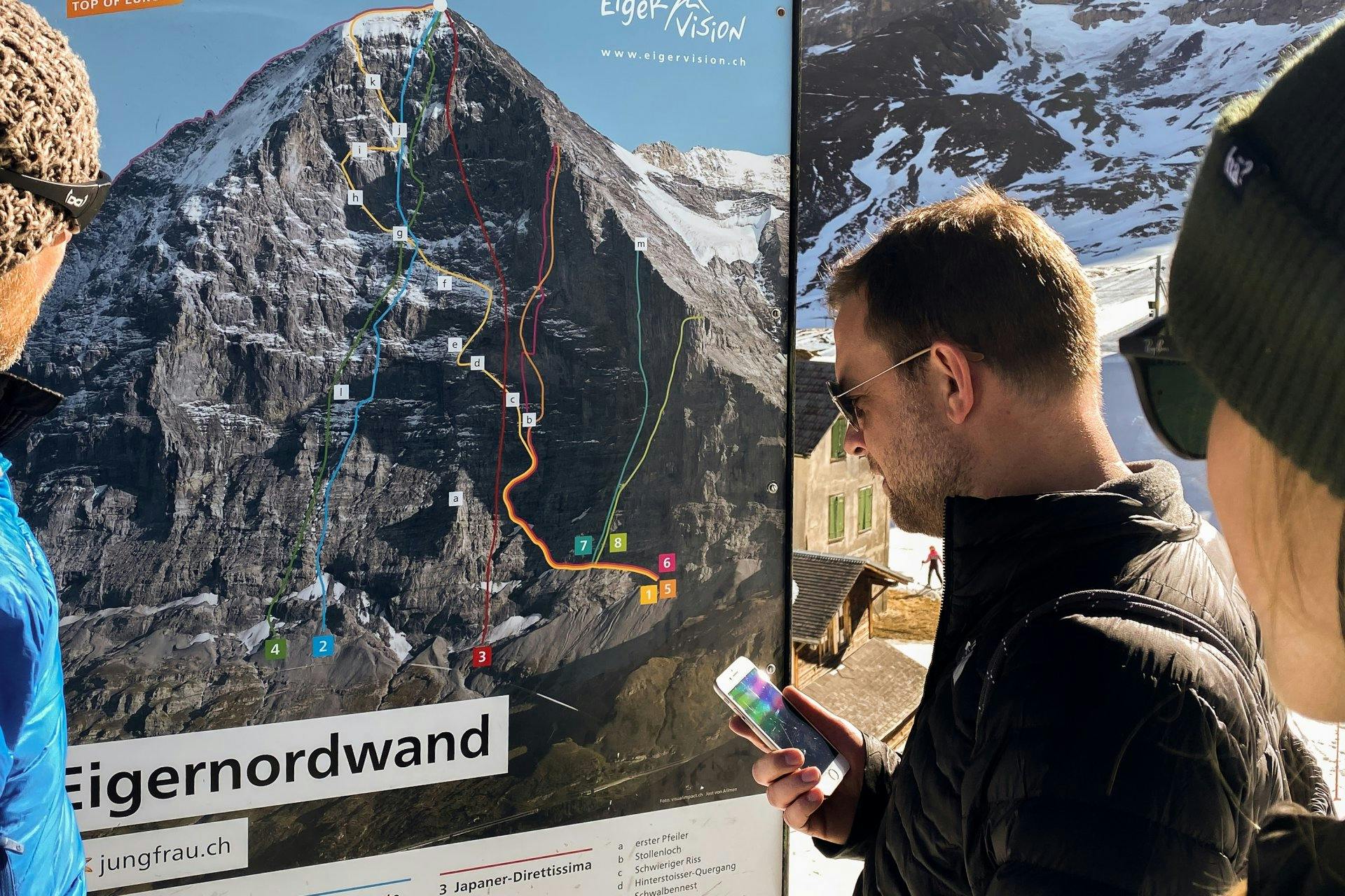 Die Geschichte einer Wand: Eine Karte illustriert die verschiedenen Routen auf den Gipfel.