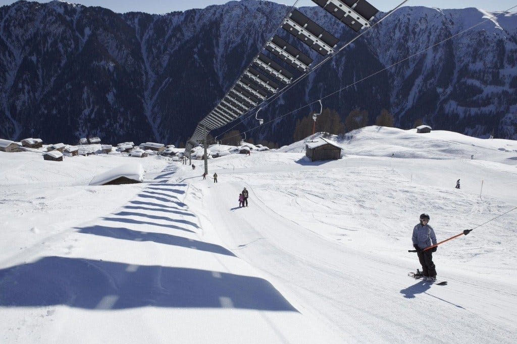 Der weltweit erste Solarskilift ging zum Saisonstart 2011/12 in Tenna im Safiental in Betrieb.