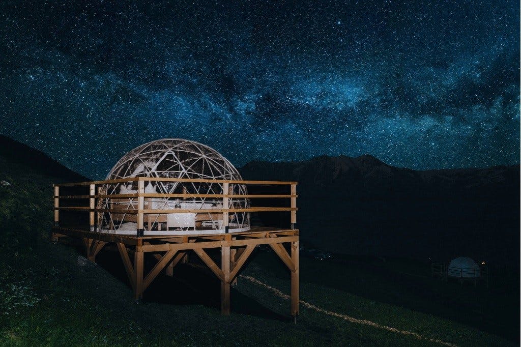 Nachts bieten sie einen einmaligen Blick auf den Sternenhimmel im Val Lumnezia - dem Tal des Lichts.