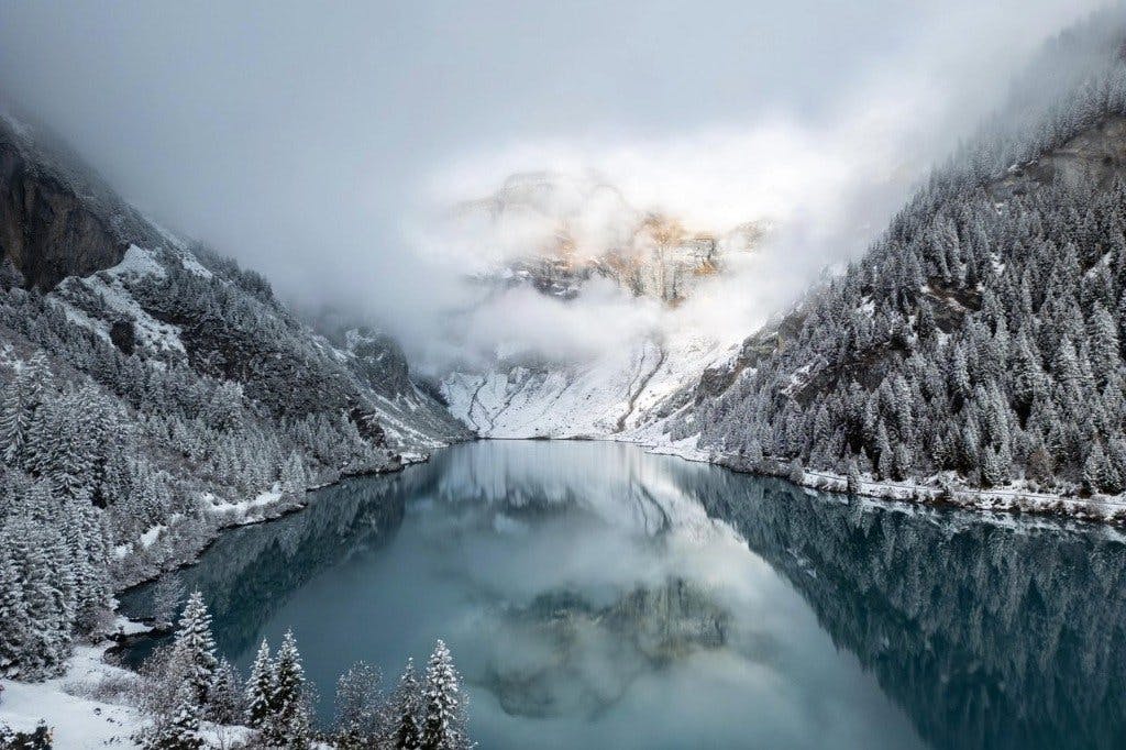 Le Lag da Pigniu, alimenté par l’eau des glaciers, vaut également le détour en hiver. À l’extrémité arrière du lac, des cascades se jettent dans le vi...
