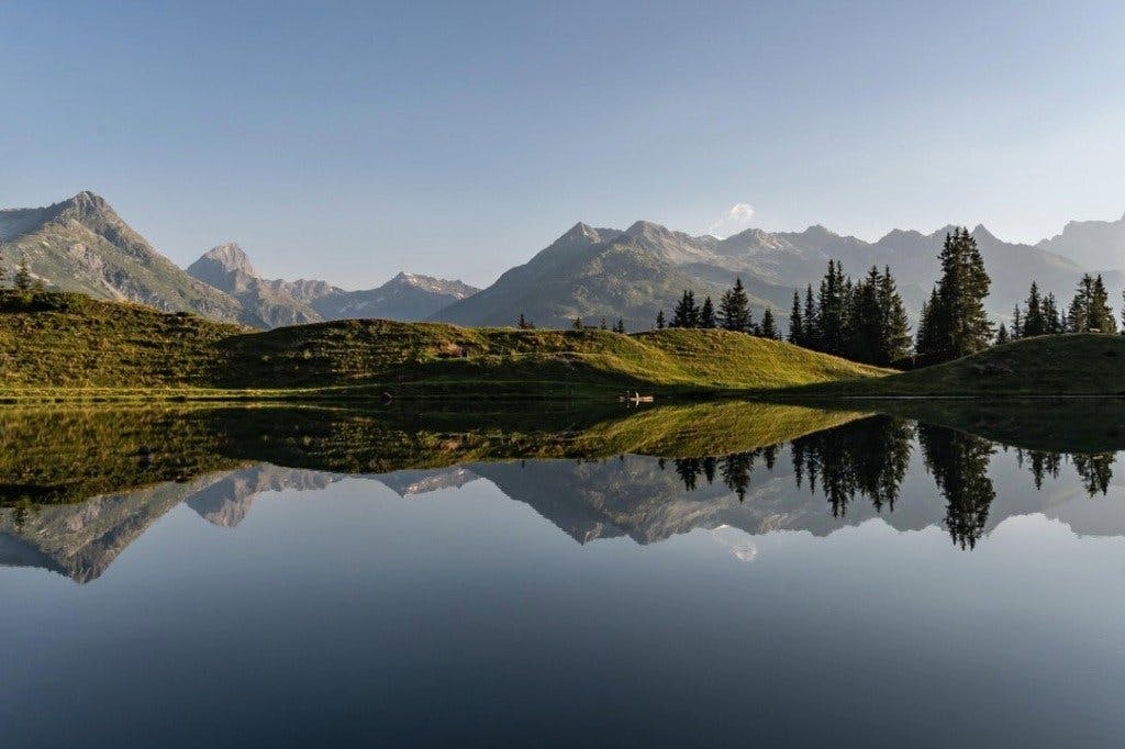 Un court circuit de randonnée, qui commence en amont du hameau de Laus, fait le tour du pittoresque Lag da Laus sur près de 5 km.