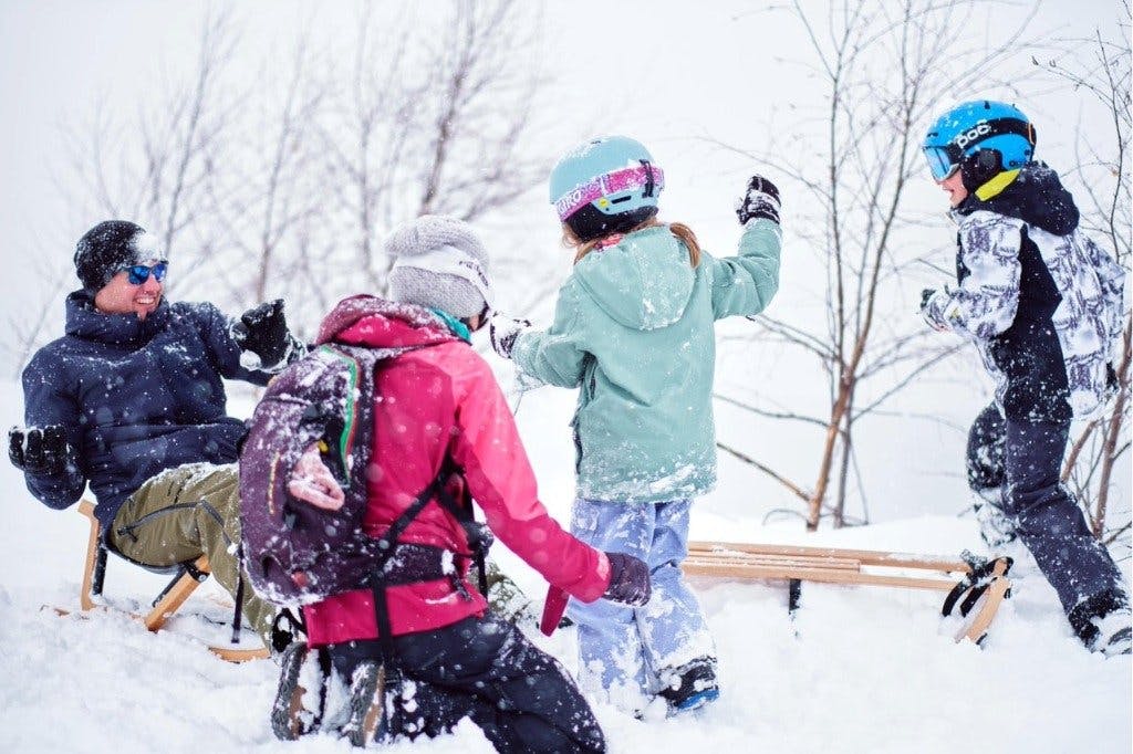 La luge dans la Surselva: une expérience hivernale inoubliable pour les familles et les groupes.