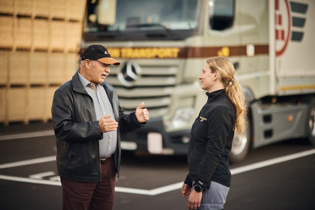 Bei Camion Transport sind alle per Du: der CEO Josef Jäger im Austausch mit Fahrerin Sabrina Vetterli.