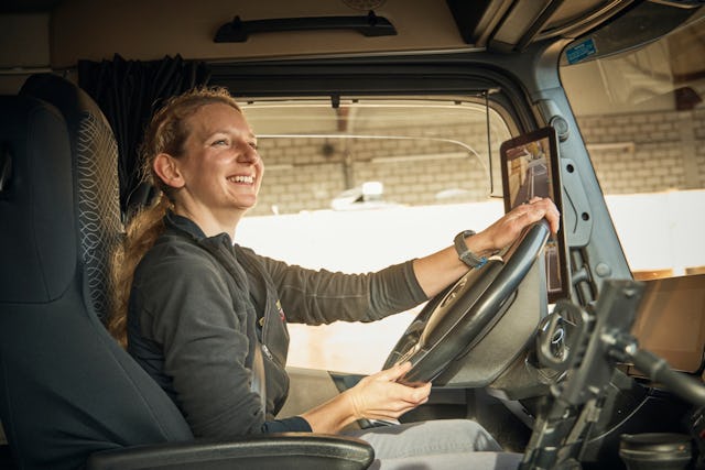 Sabrina Vetterli hat die Junior-Driver-Ausbildung von Camion Transport absolviert und steuert in Teilzeit die Waren zur Kundschaft.