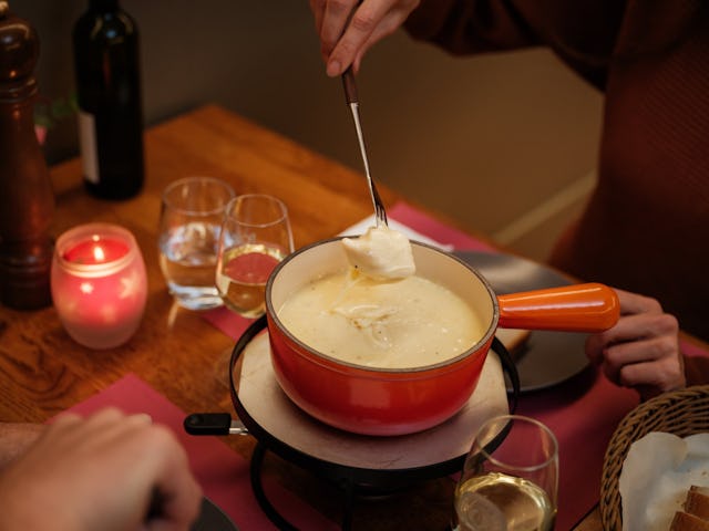 Echter Fondue-Genuss, wie er seit Generationen in Freiburg zelebriert wird.