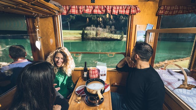 Retro‑Zug, Alpenlandschaft und Fondue – Willkommen im Fondue-Zug.