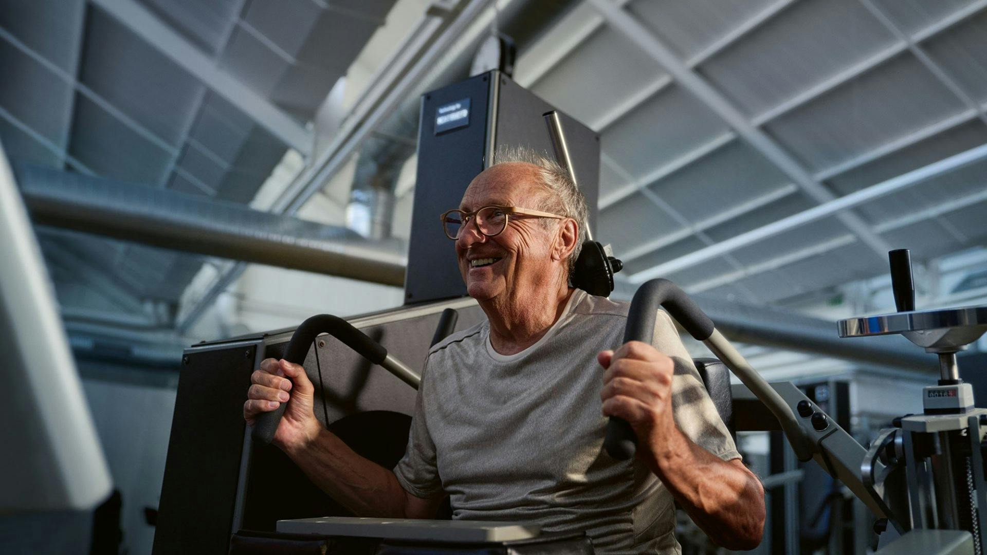 Die Kieser Lösung für einen starken Rücken ist die computergestützte Lumbal-Extension-Maschine, kurz «LE». Sie ist ein zentraler Bestandteil des Kieser-Trainingskonzepts und setzt neue Massstäbe im gezielten Rückentraining.