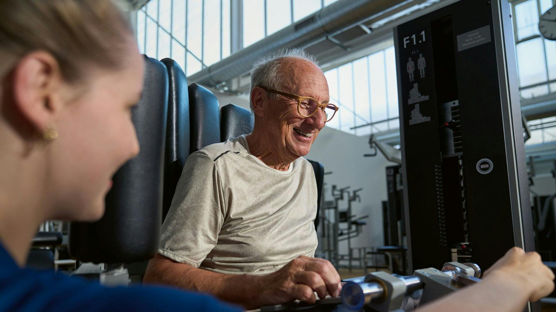 Begleitetes Training an der F1.1 für einen starken Rumpf.