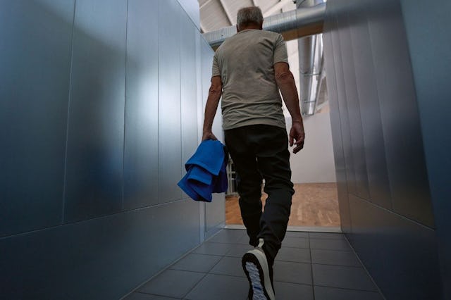 Die beste Zeit mit Krafttraining zu starten ist jetzt. Blick aus der Garderobe in Richtung Trainingsfläche.