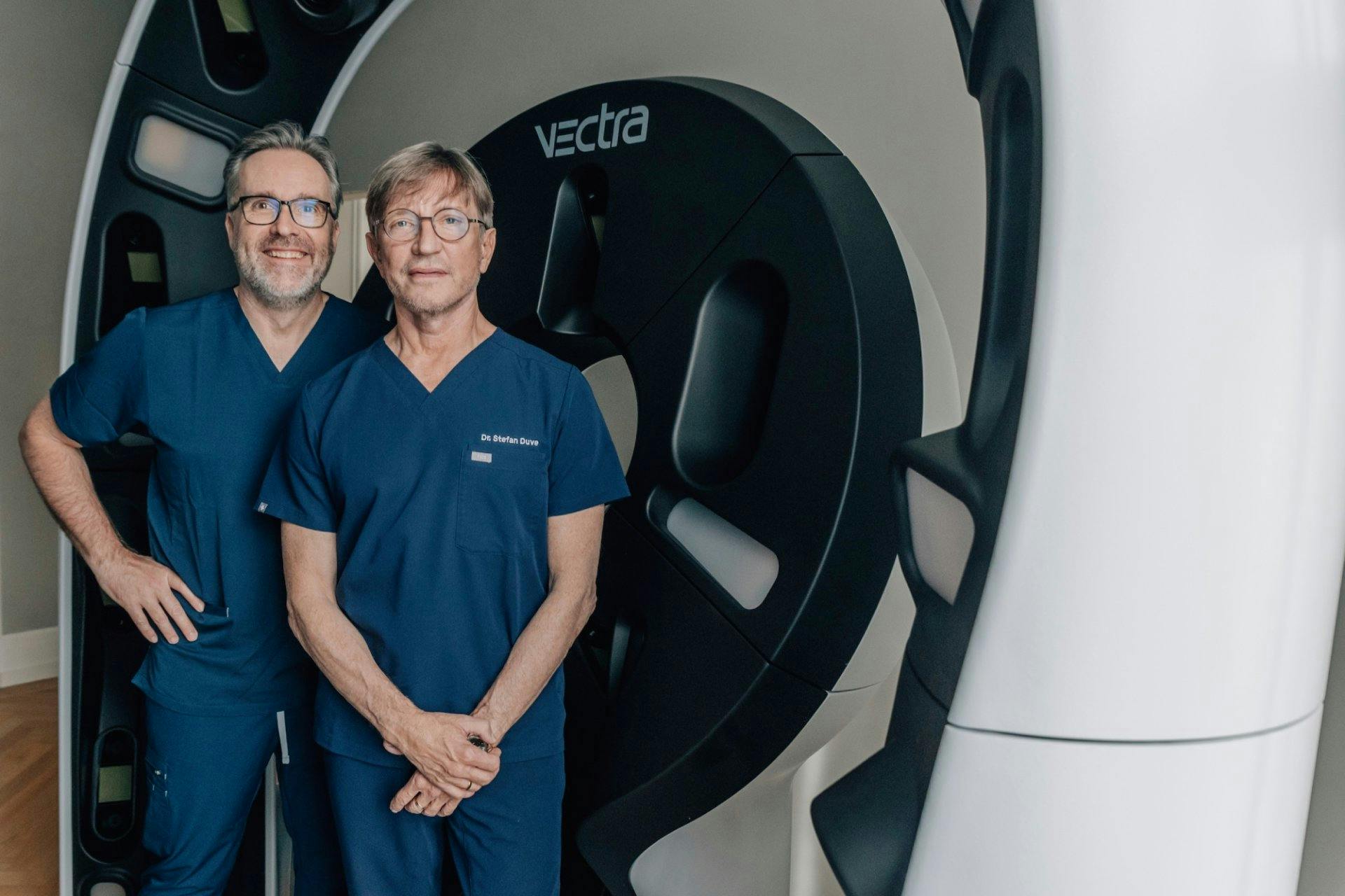 Prof. Ralph Braun und Dr. Stefan Duve vor dem HI-Tech Vectra 3D Hautscanner