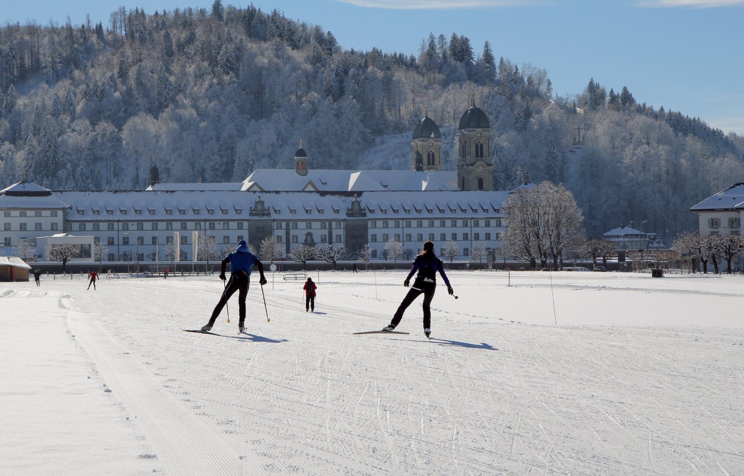 Ob Klosterbesuch oder Loipenspass – in Einsiedeln warten spannende Winteraktivitäten und Sehenswürdigkeiten auf dich.