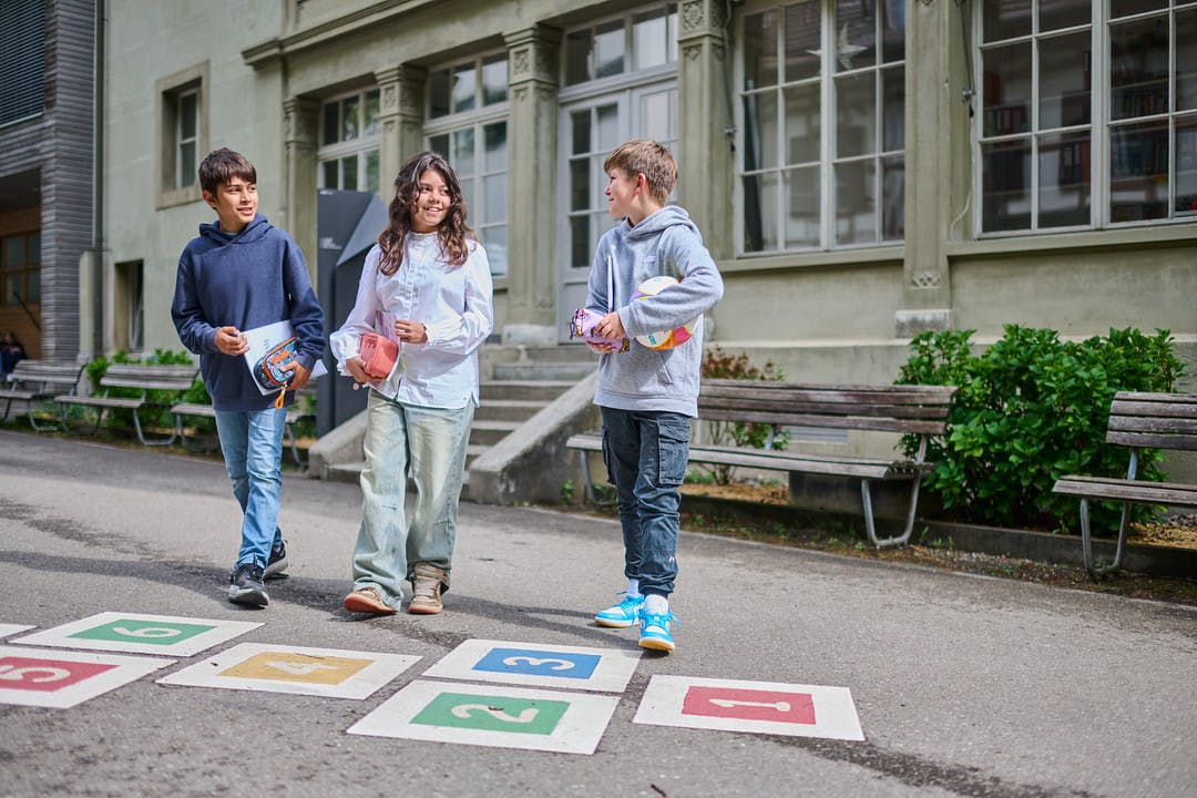 Lernen, lachen, Freundschaften leben – auf dem Pausenhof wird Gemeinschaft spürbar.