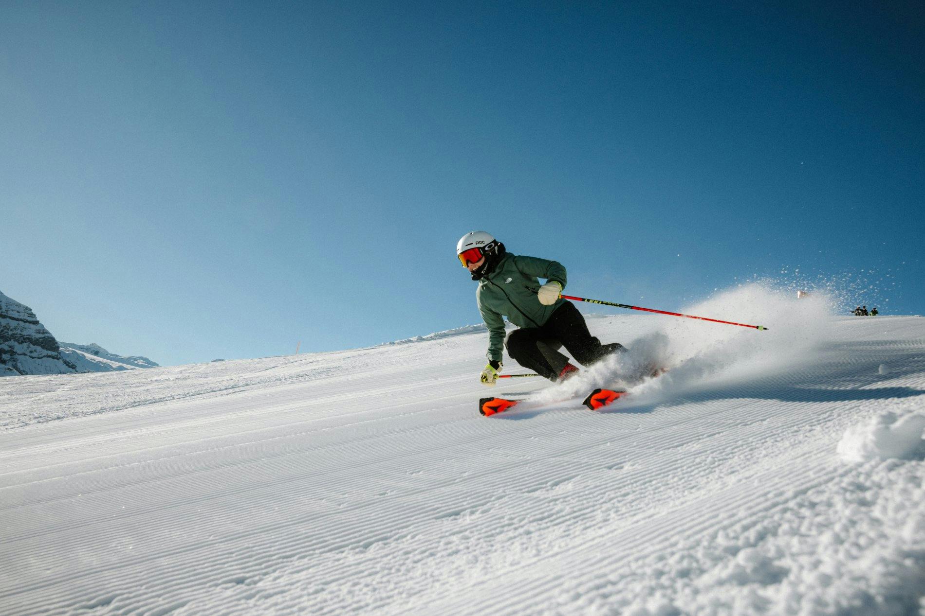 In Adelboden-Lenk warten perfekt präparierte Pisten und sonnige Kurven mit Aussicht auf dich.