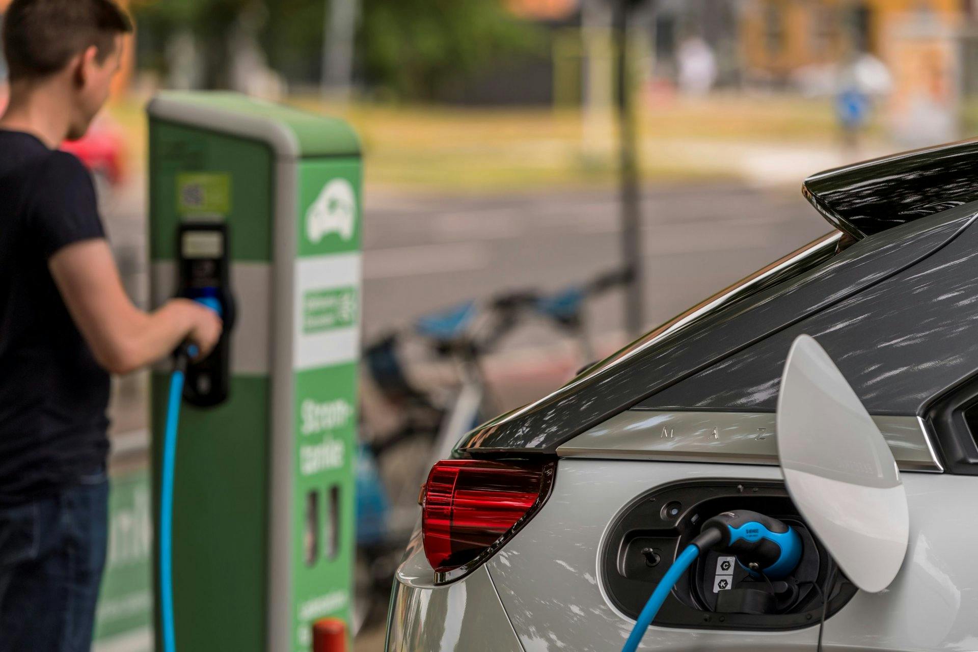 Das erste 100% elektrische Fahrzeug von Mazda lädt in etwa 6 Stunden von 20 auf 80%. An den öffentlichen Schnellladestationen mit 50 kW und mehr genüg...