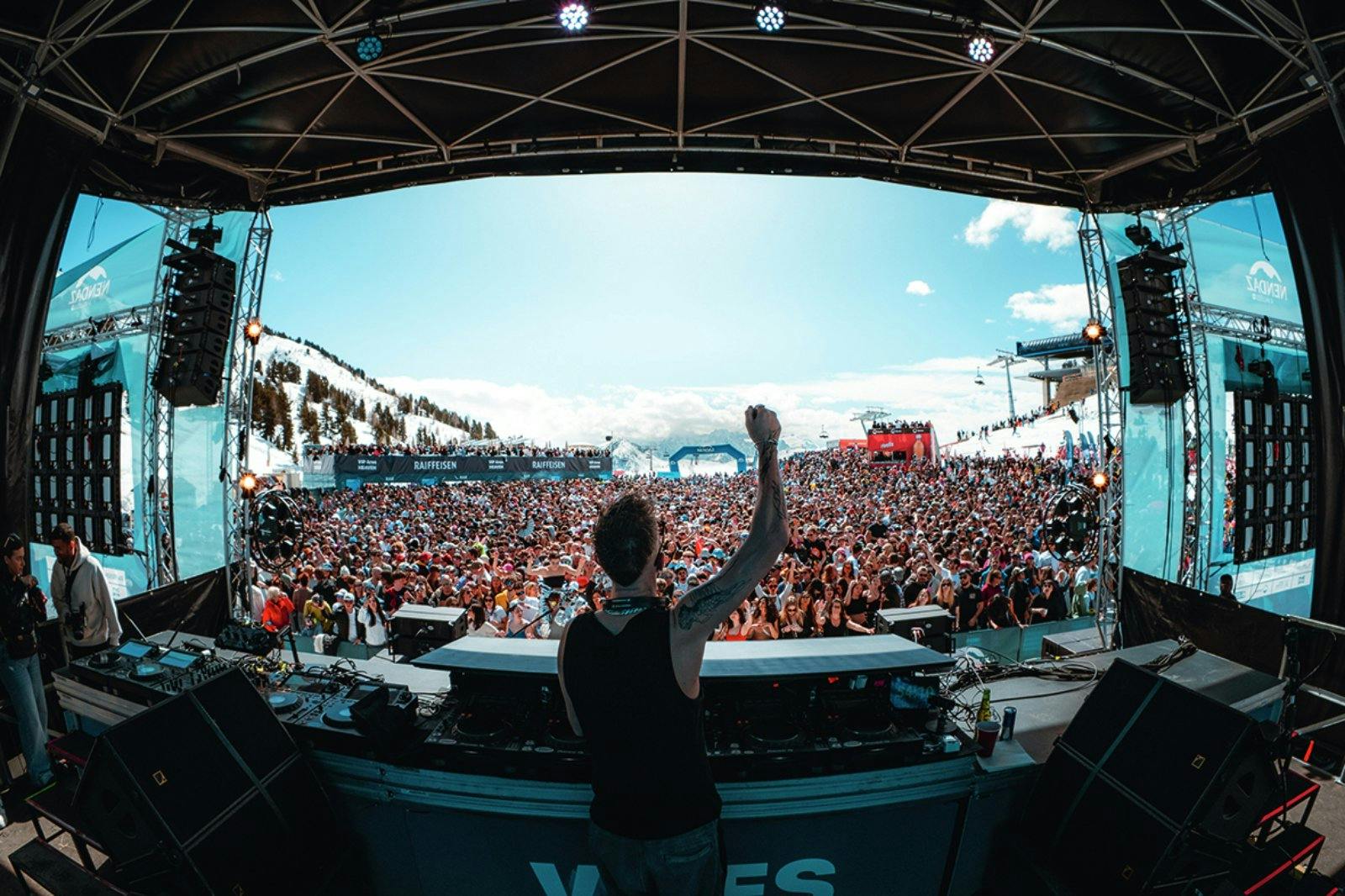 Le Snow Vibes Festival accueille des DJ’s de renommée internationale.