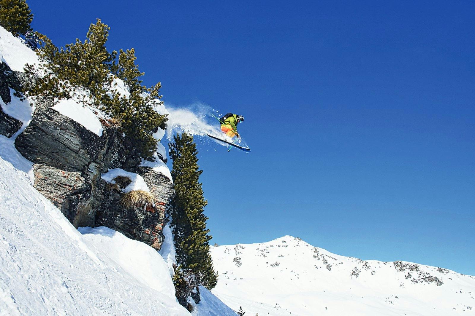 À chaque édition de la Nendaz Freeride, les athlètes rivalisent d’originalité et d’audace sur les faces du Mont-Gond.
