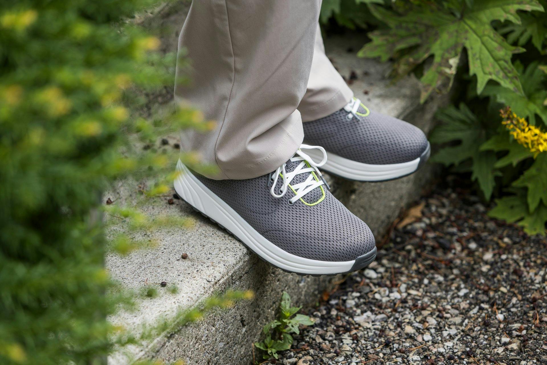 Sportlich und bequem zugleich – und neu zum reduzierten Preis: Andrea Grey Lime für Herren