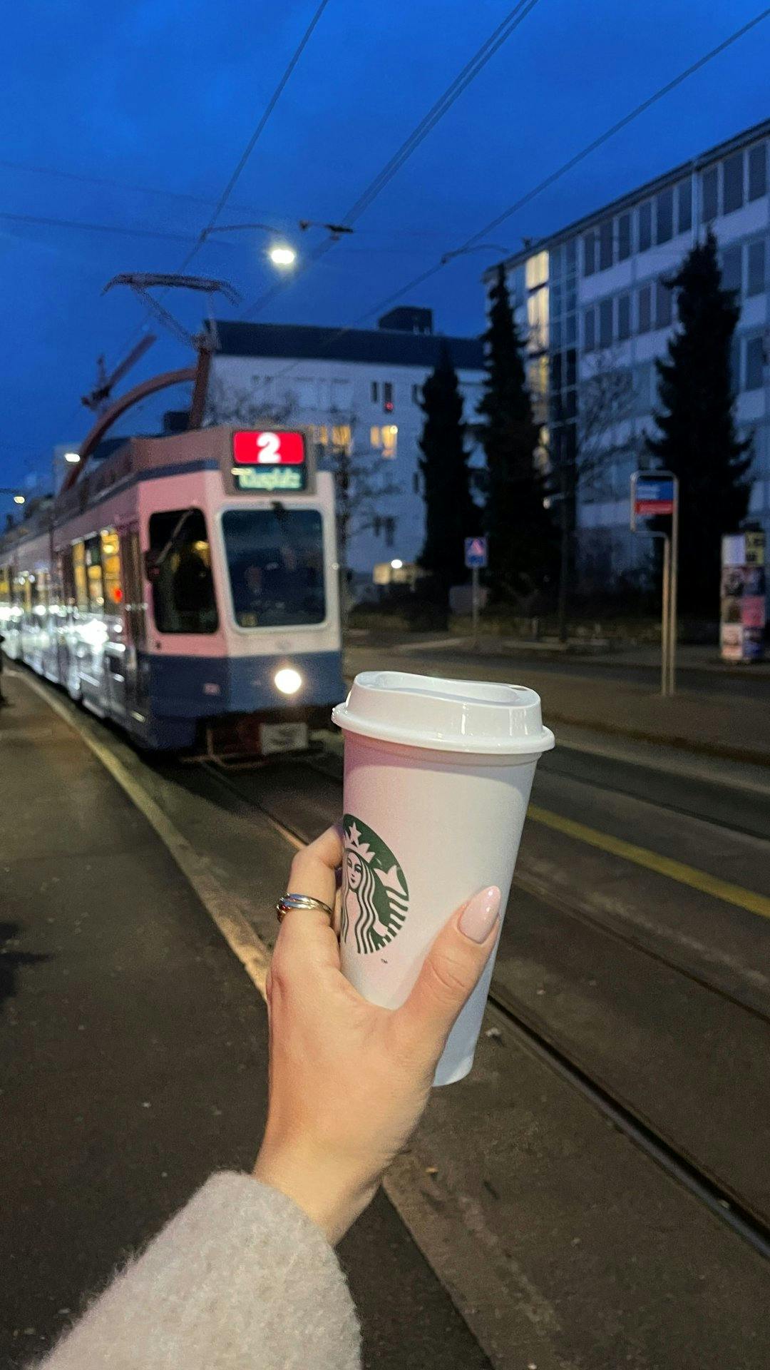 Mit dem Kaffee in der Hand warte ich am Mittwochmorgen aufs Tram.