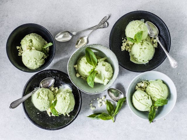 Hier findest du das Rezept für die Basilikumglace mit weisser Schokolade.