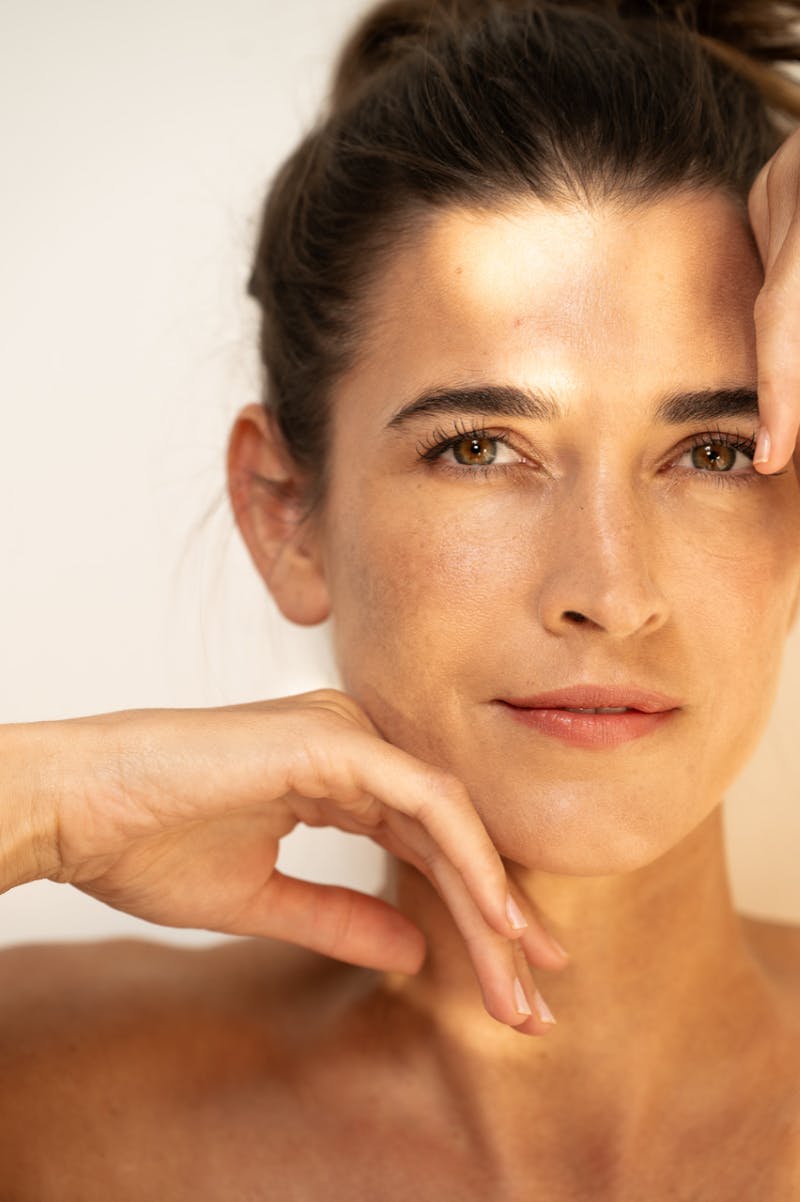 Wer jetzt beginnt, profitiert doppelt: Die Haut ist weniger lichtempfindlich, und rechtzeitig zum Sommer sind die gewünschten Ergebnisse sichtbar.