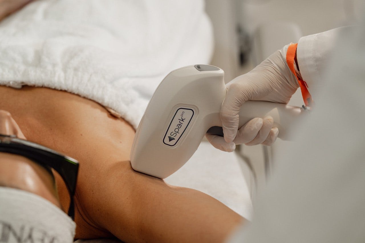 Die Behandlung ist hautschonend, gut verträglich und für nahezu alle Körperzonen geeignet – von Beinen und Achseln über Gesicht und Rücken bis zur Bik...