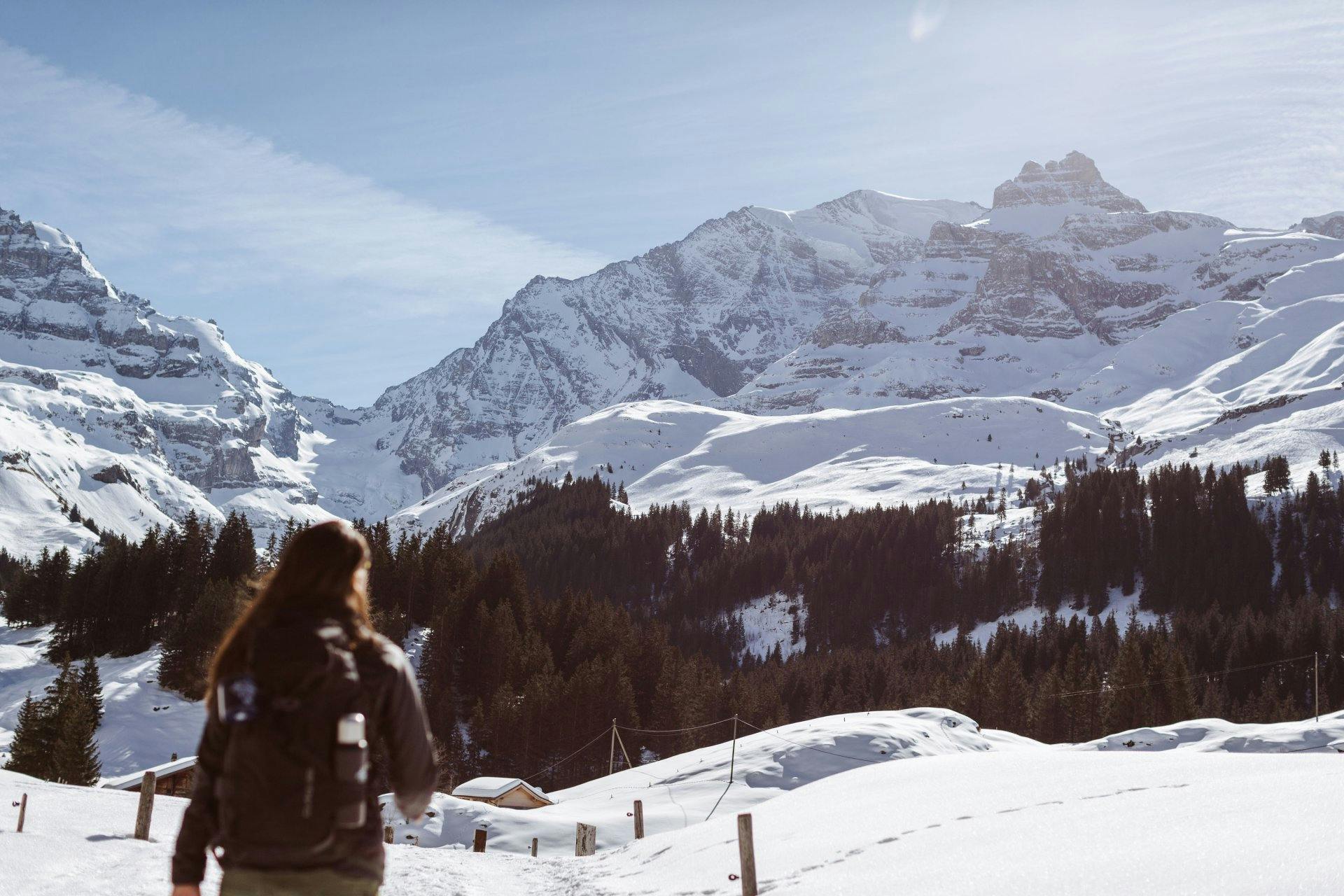 Winterstille vor imposanter Kulisse: Im Kiental wanderst du auf Schneeschuhen durch die unberührte Bergwelt.