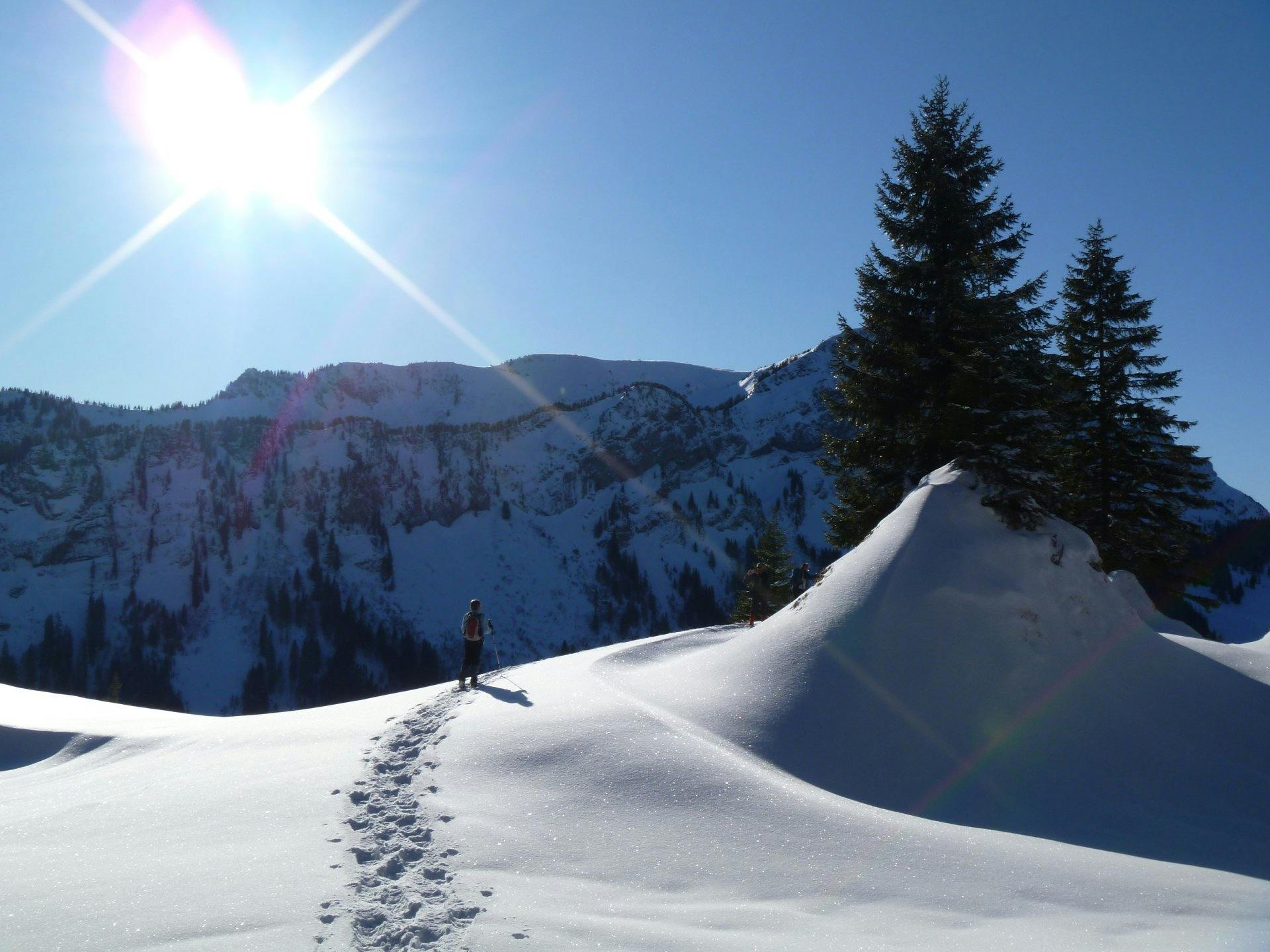 Spuren im Schnee und Ruhe: Der Napf Trail führt dich bis auf 1408 Meter über Meer mit herrlicher Rundumsicht.