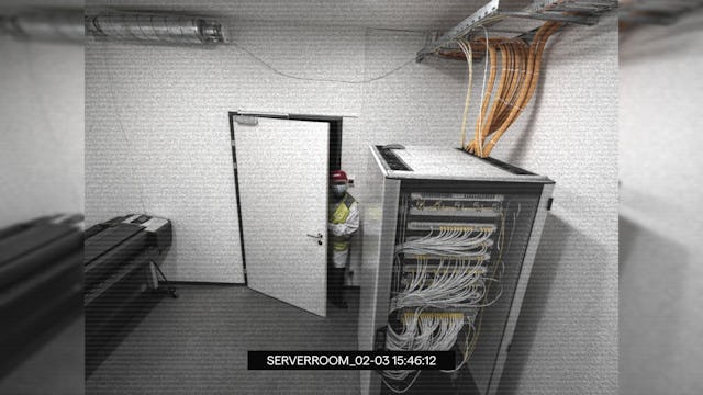 Auf einem Überwachungsvideo ist eine nicht identifizierte Person sichtbar, die in den Serverraum eindringt.