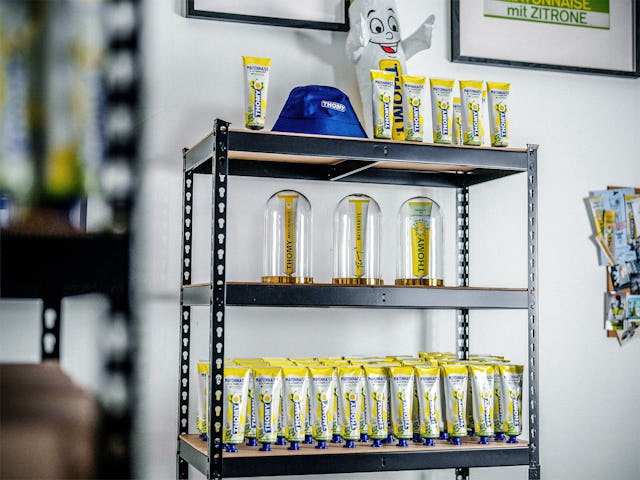 Die Sammlung von Marcel enthält neben unzähligen THOMY-Mayonnaise-Tuben aus verschiedenen Jahrzehnten auch Merchandise und limitierte Fan-Artikel.