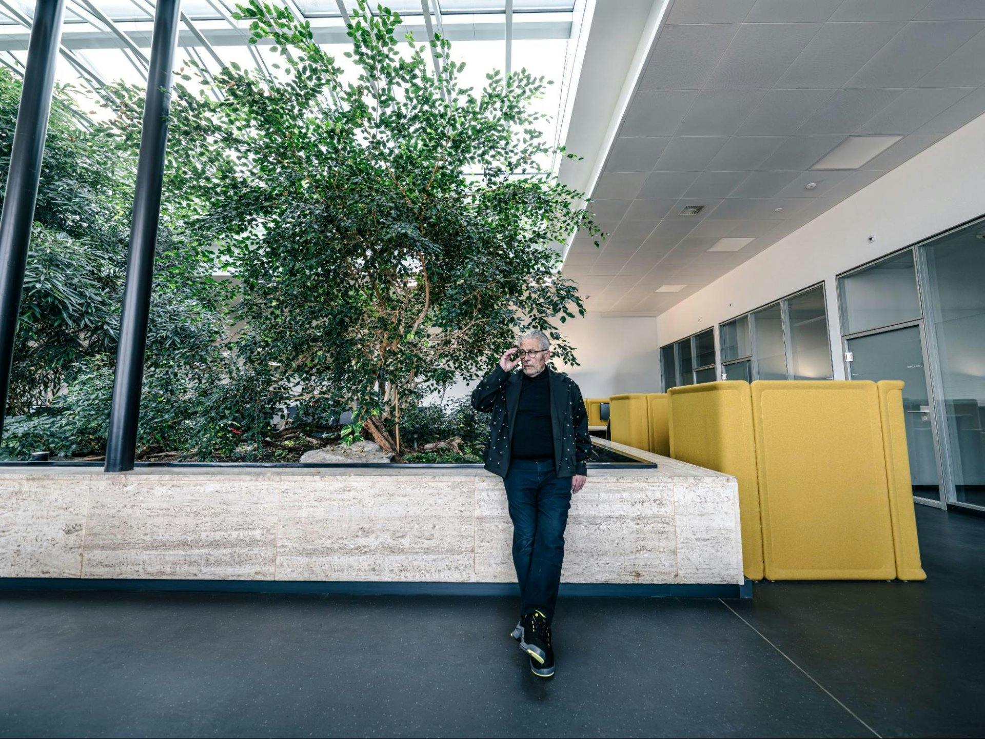 Malgré un carnet de commandes bien rempli, cet expert en design très demandé semble avoir des problèmes financiers. Cela fait-il de lui un suspect dan...