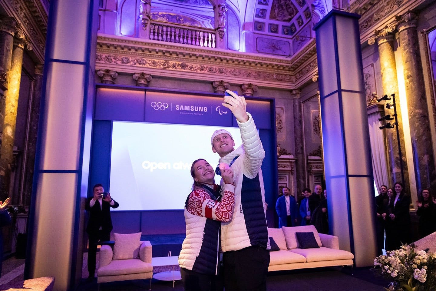 Das faltbare Galaxy Z Flip7 Olympic Edition begleitet die rund 3800 Athletinnen und Athleten auf ihrer olympischen Reise.