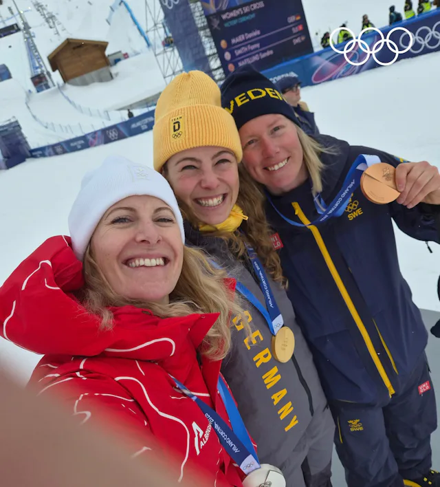 Fanny Smith - Samsung-Ambassadorin und Silbermedaillen-Gewinnerin im Skicross - posiert fürs Victory Selfie .