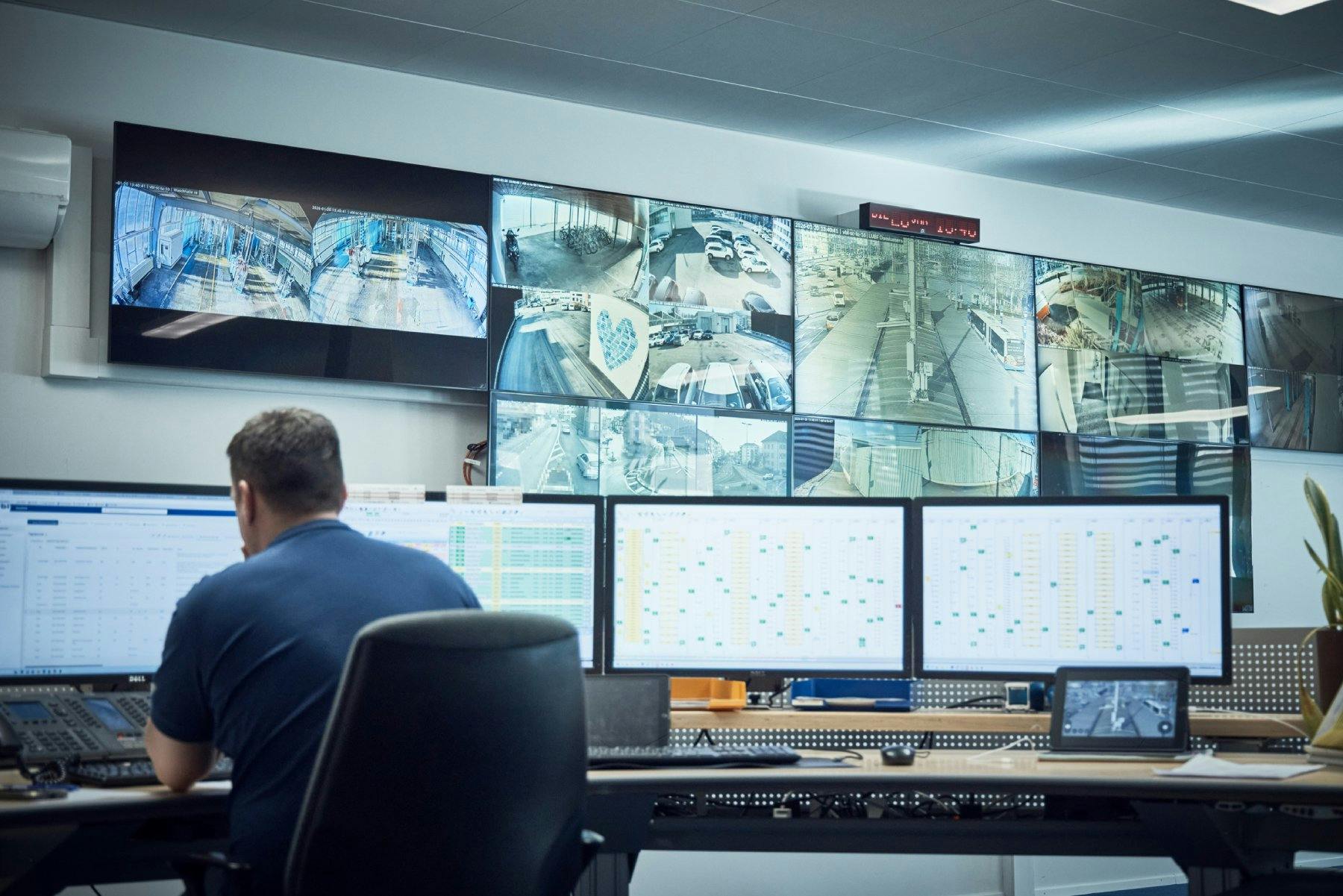 Le centre de contrôle surveille les différentes lignes du réseau et, en cas de problème, propose son aide au personnel roulant.