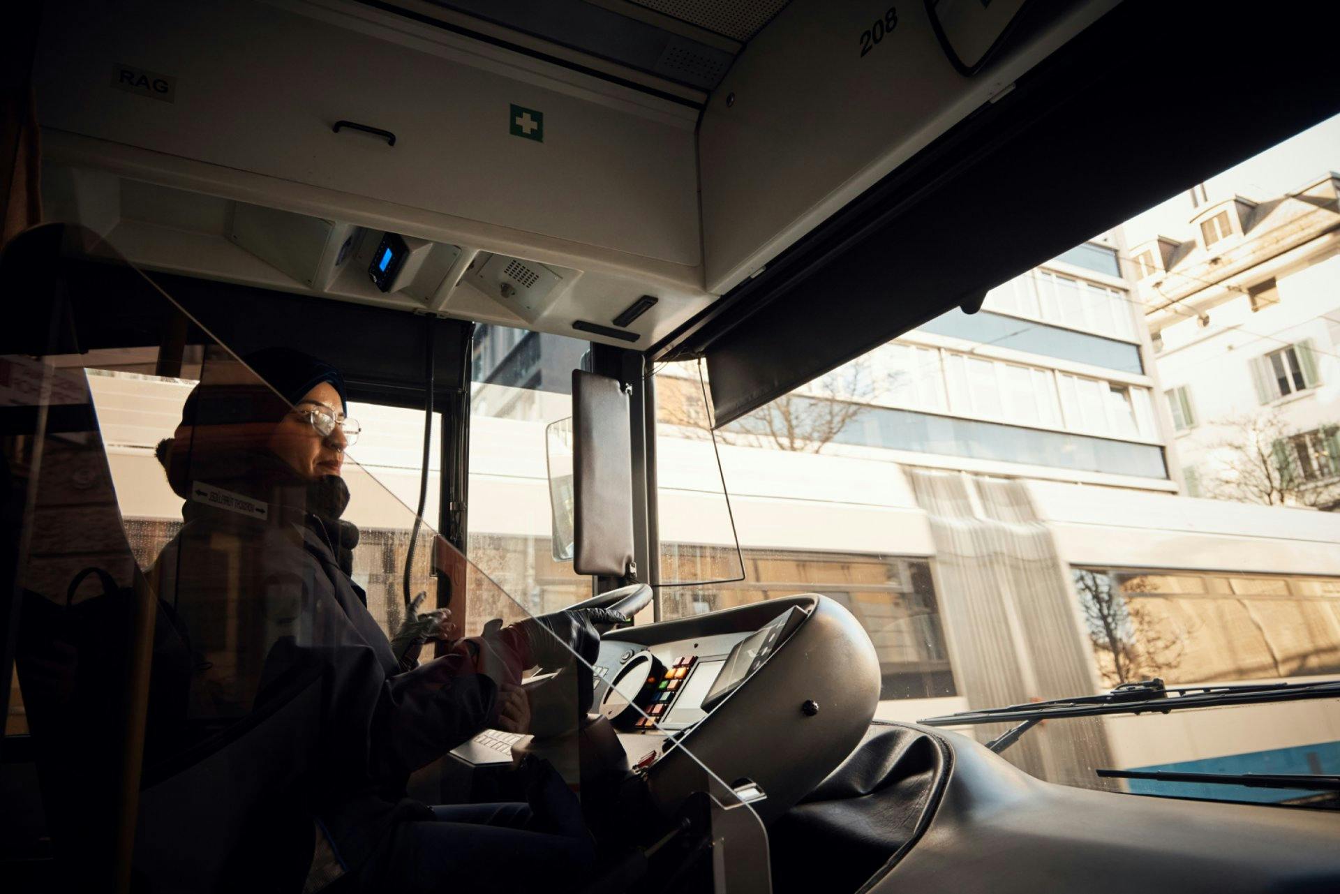 450 conductrices et conducteurs roulent pour les VBL AG. La force des équipes: rester calme même en cas de stress.