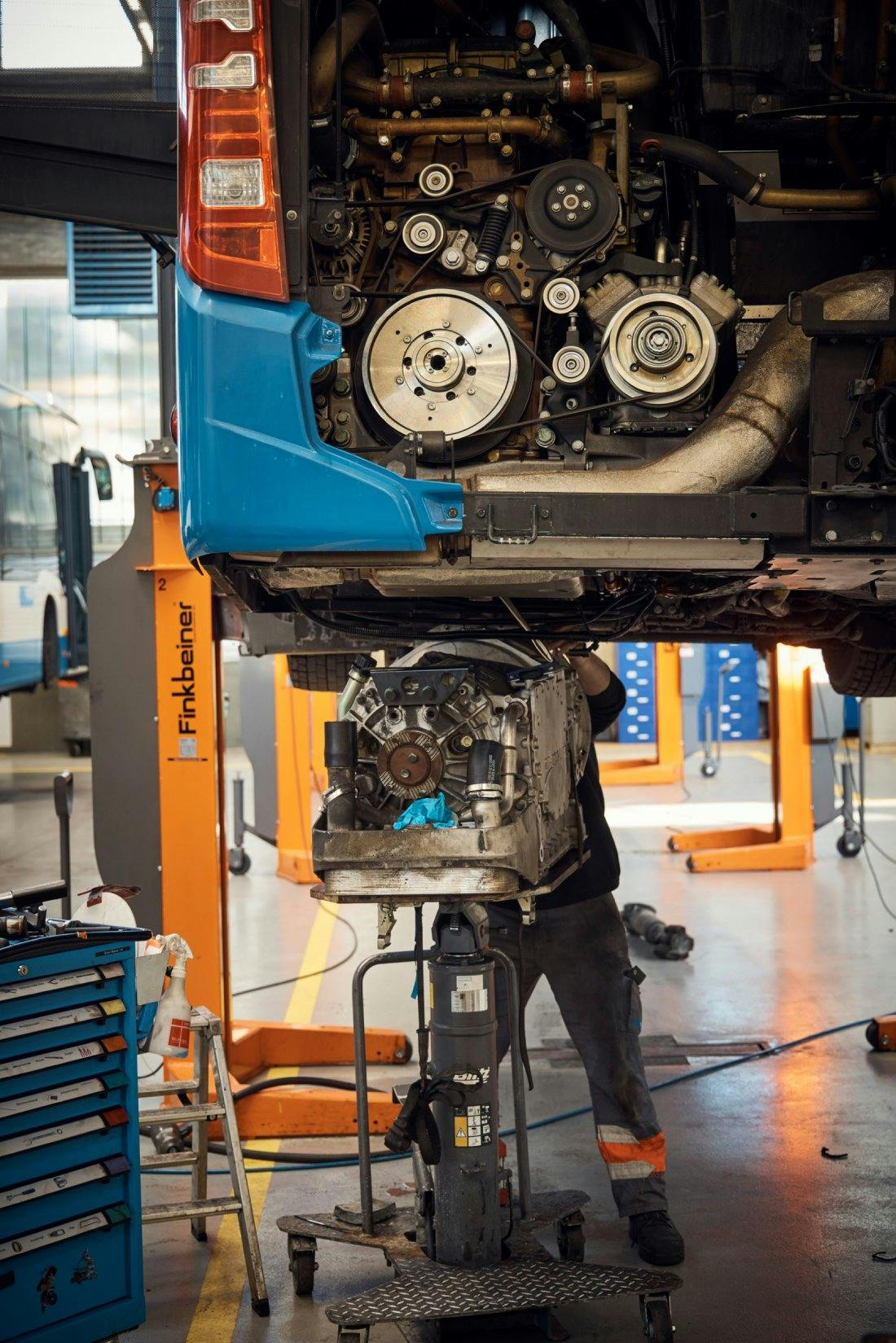 La maintenance des moteurs diesel est encore à l’ordre du jour, mais bientôt les motorisations électriques prendront le pas.