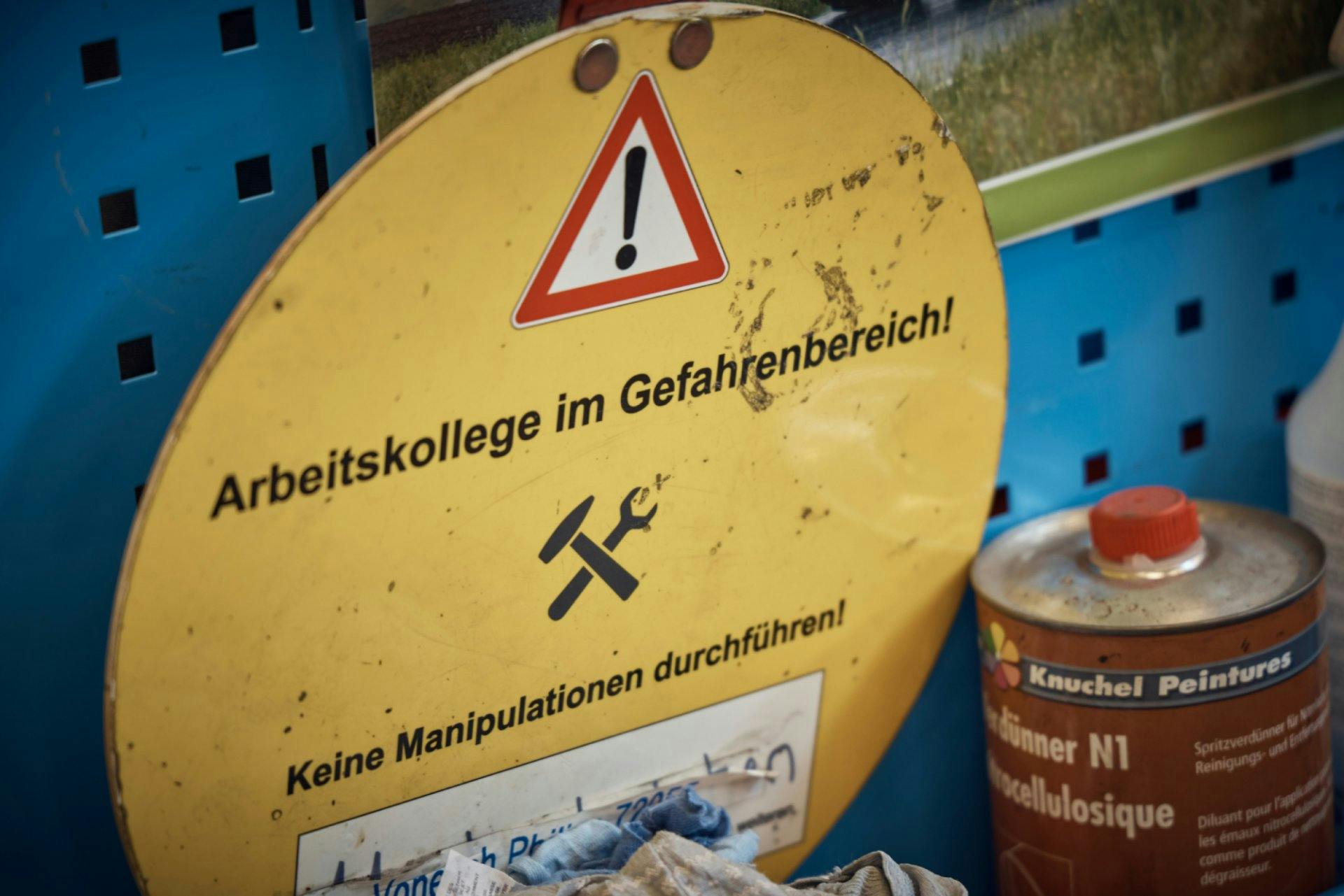 Avertissement de sécurité pour les travaux réalisés sur les longs bus articulés.