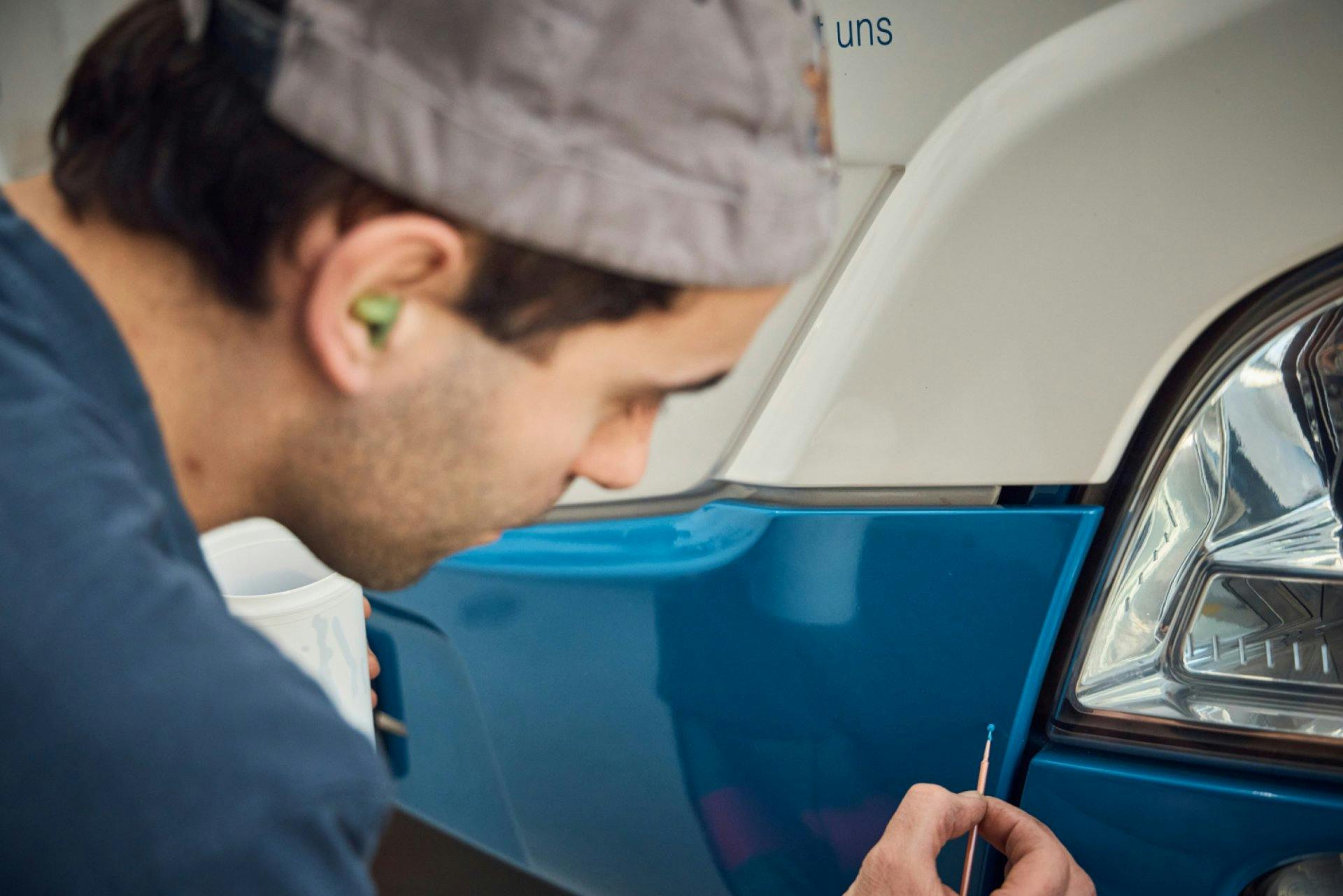 Finitions minutieuses sur le bus articulé: le personnel des ateliers est équipé de protections auditives spécialement adaptées.