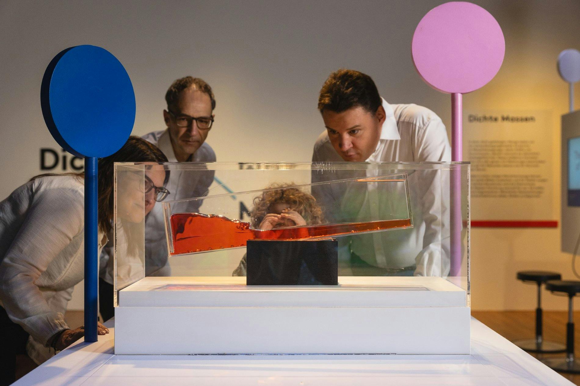 Eintauchen in «MASSEN – FOULES – CROWDS»: Die Ausstellung zeigt, was geschieht, wenn wir in der Menge aufgehen.