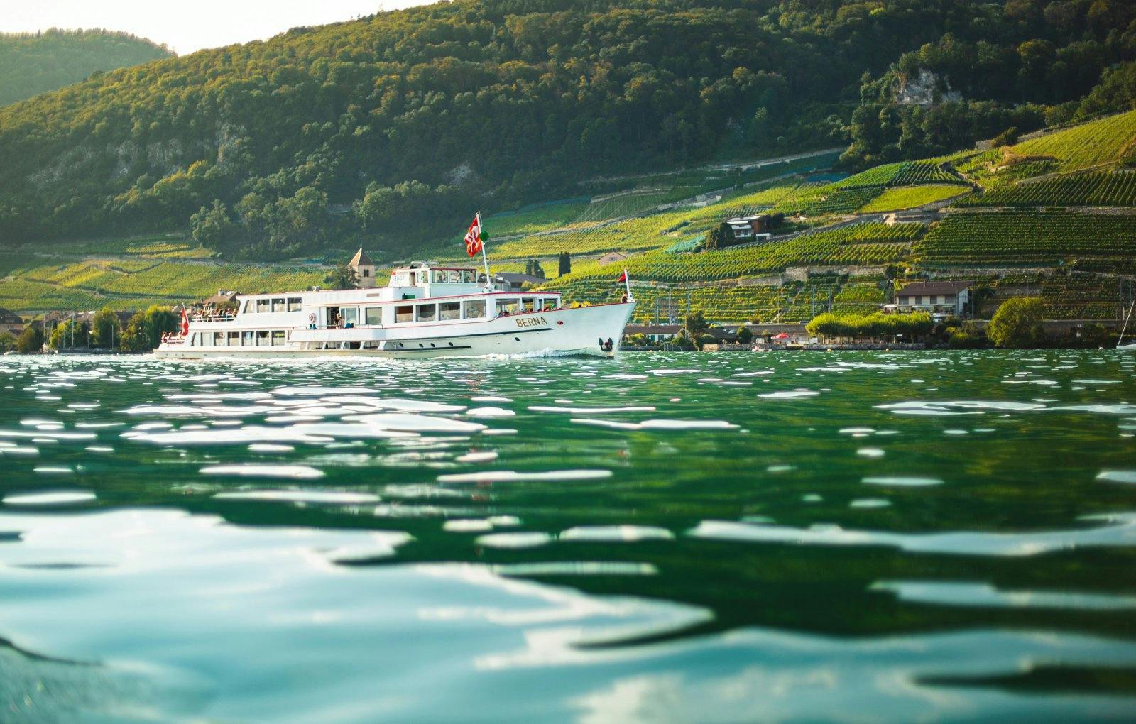 Rebberge und Winzerdörfer: Die Mini-Kreuzfahrt zeigt die vielfältige Landschaft rund um den Bielersee.