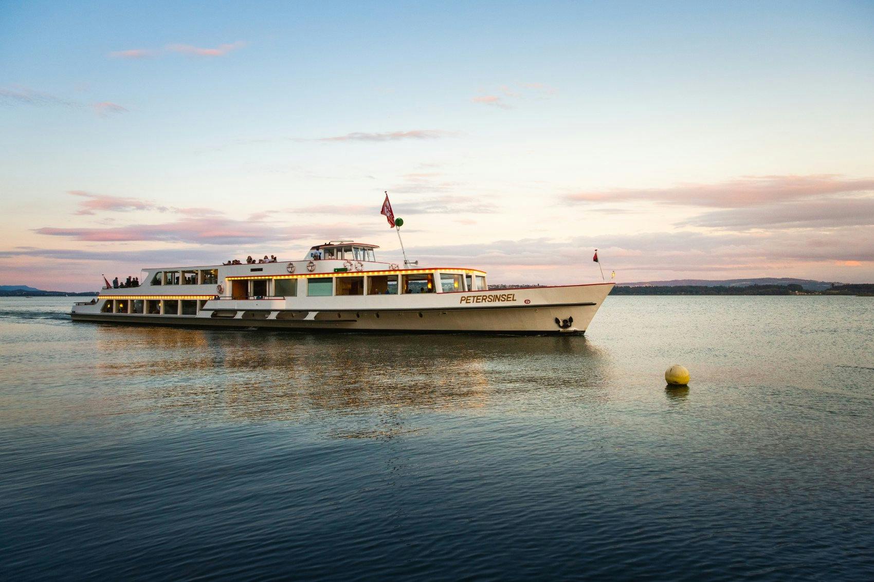 Entspannte Fahrt mit Aussicht: Die Rundfahrt auf dem Bielersee führt zu den schönsten Orten der Region.
