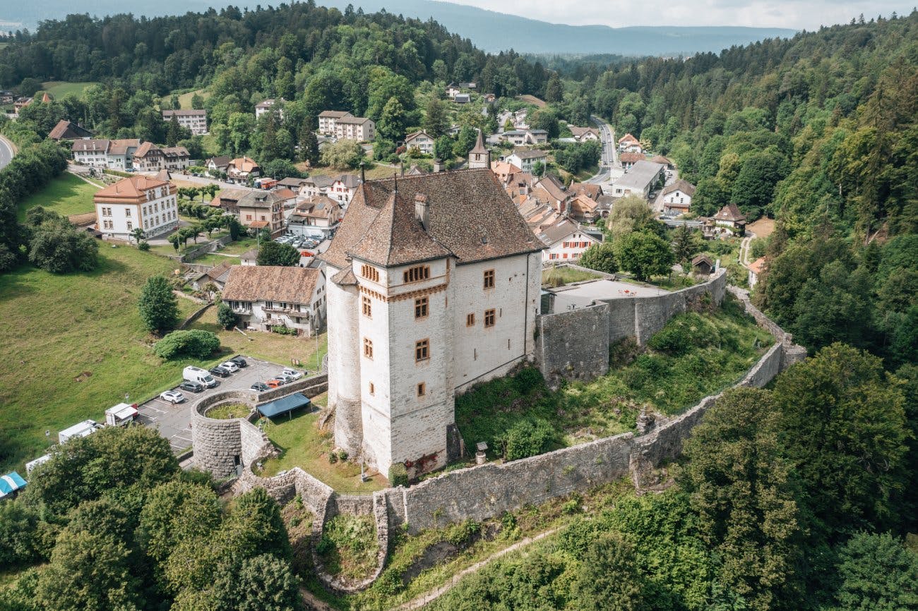 Hoch über dem Val-de-Ruz wacht das Schloss Valangin über Dorf, Rebberge und Jurahügel.