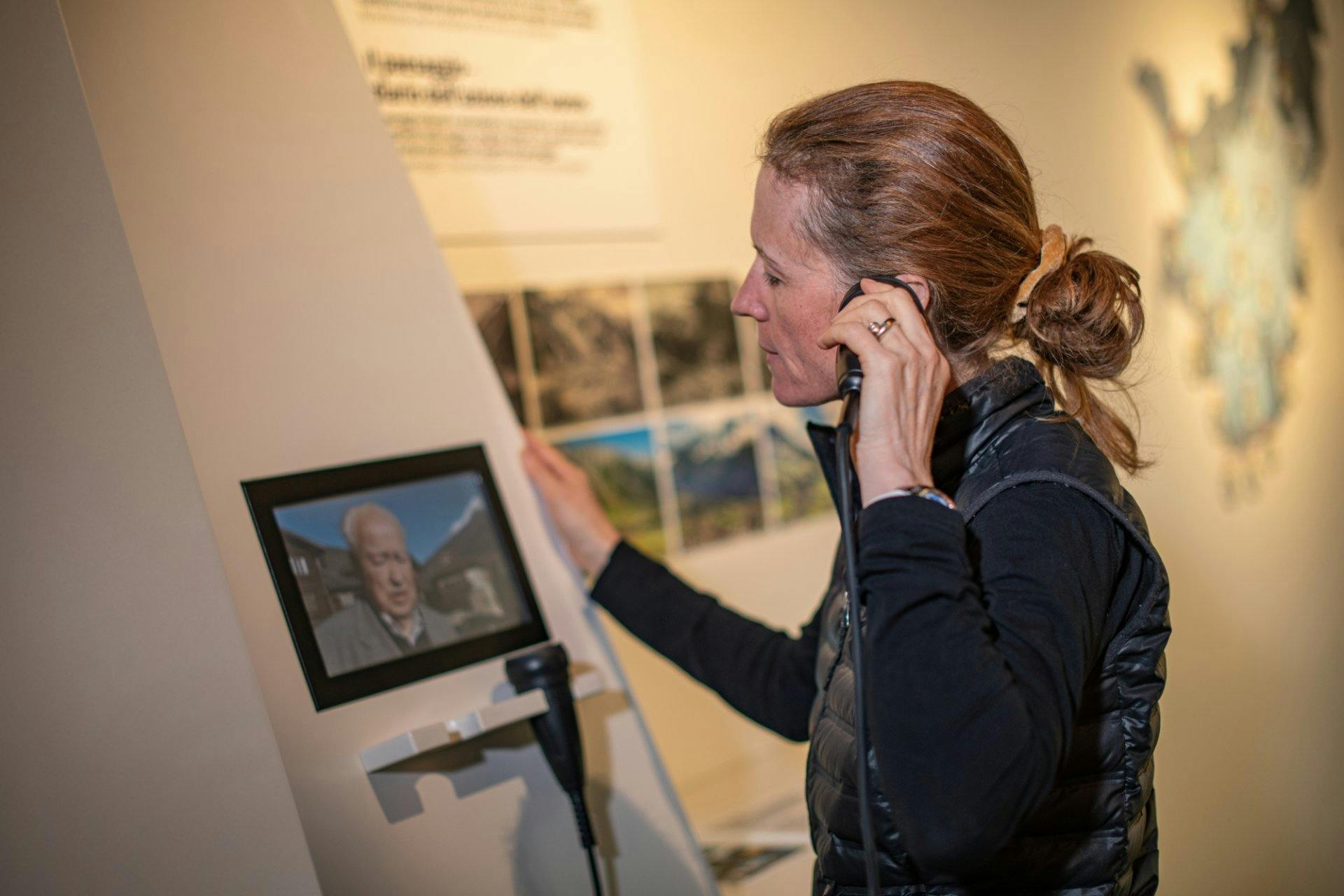 Hinhören und eintauchen: Interaktive Stationen lassen Besuchende die Alpen neu entdecken.