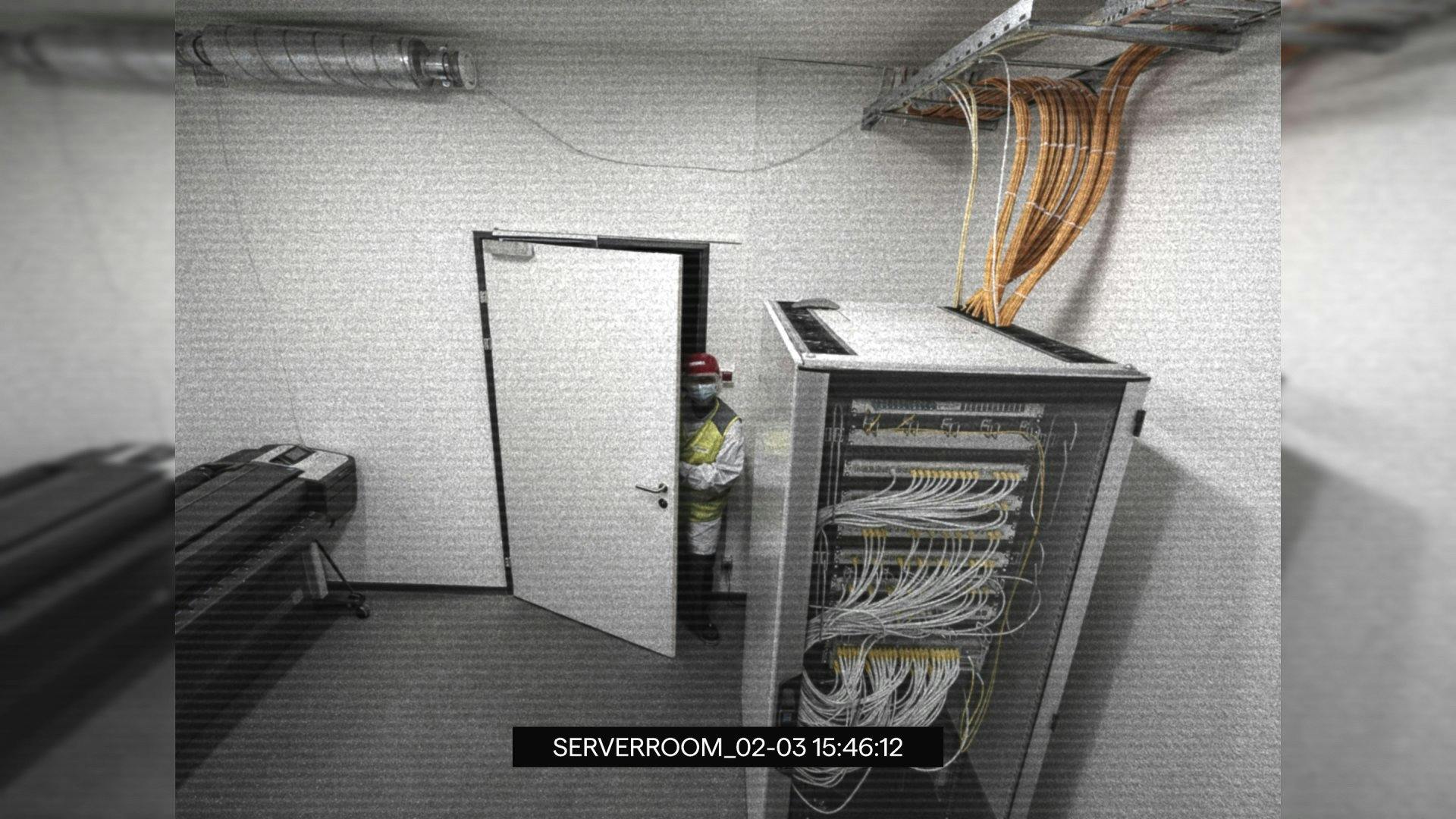 Auf einem Überwachungsvideo ist eine nicht identifizierte Person sichtbar, die in den Serverraum eindringt.