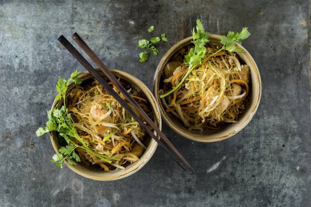 Hier findest du das Rezept für das Nudelgericht Pad Woon Sen.