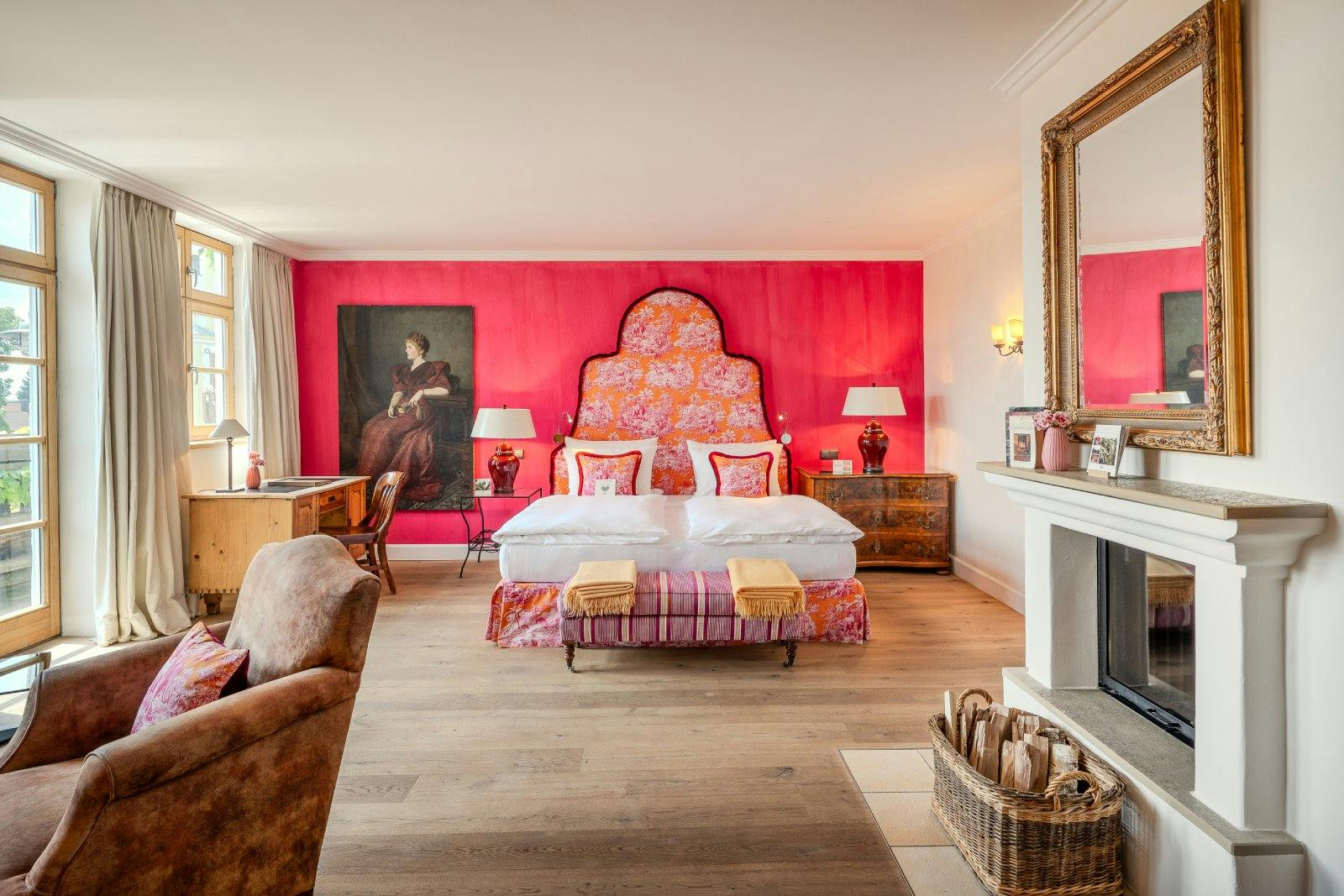 Historisches Flair trifft modernen Komfort: Die stilvoll eingerichteten Zimmer laden zum Entspannen und Wohlfühlen ein.