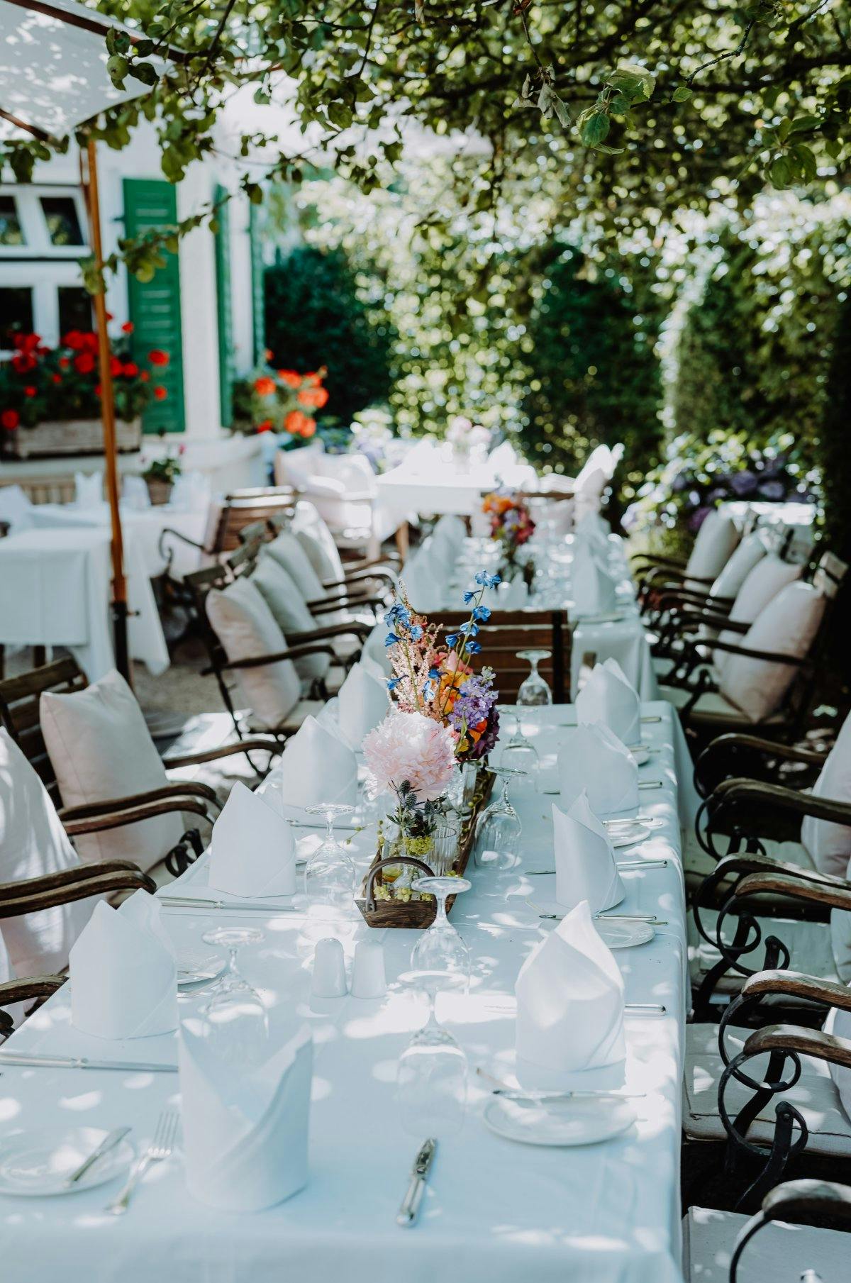 Genuss unter freiem Himmel: An einem liebevoll gedeckten Tisch im Wirtsgarten des Brauereigasthofs schmecken die anspruchsvollen, feinen Gerichte glei...