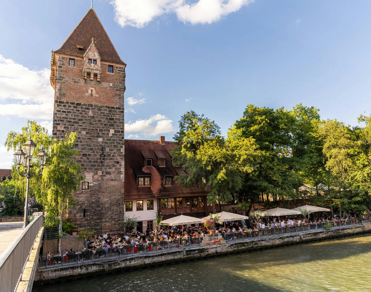 … und im Frühling ist es herrlich, auf den Terrassen zu speisen.