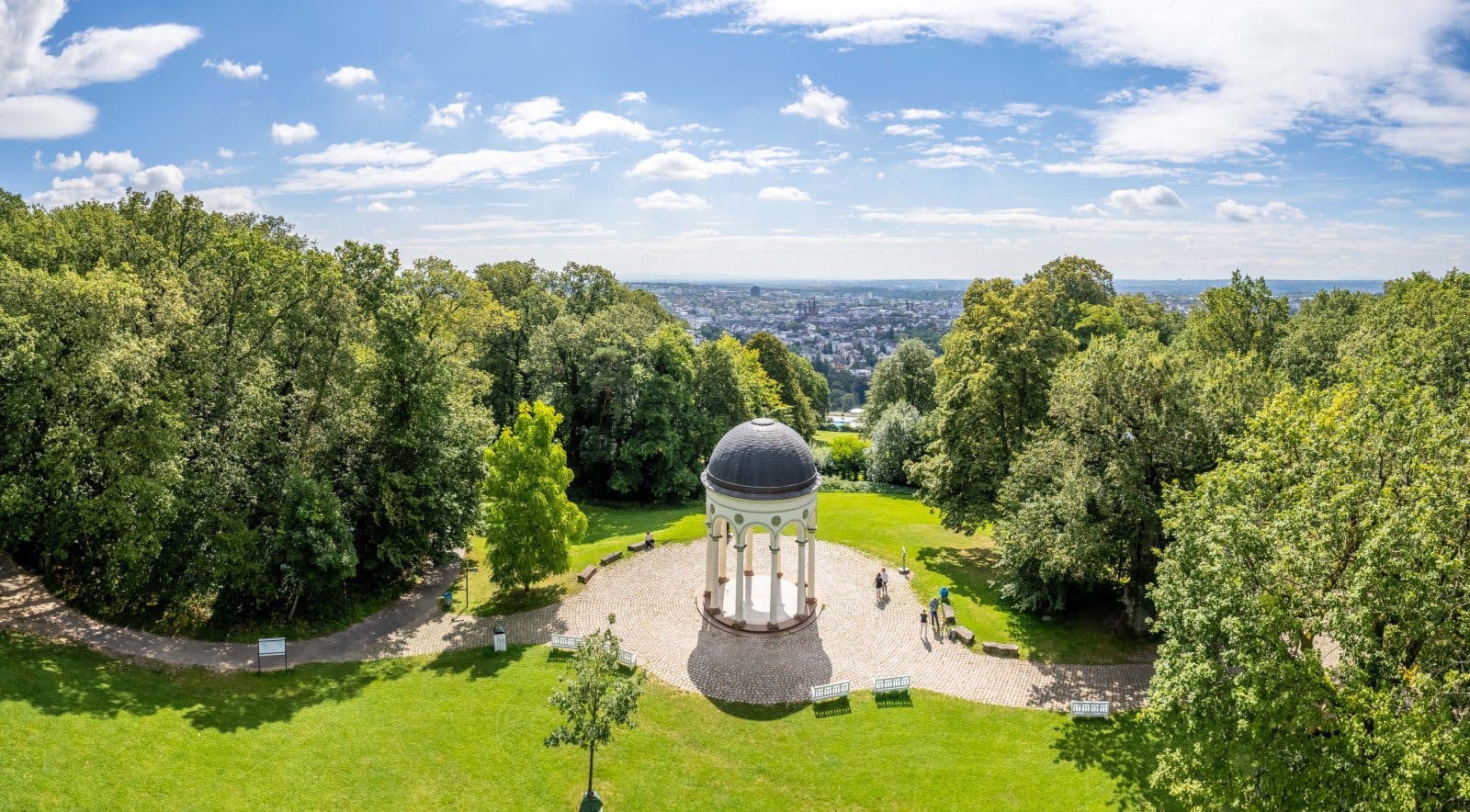 Die vielen Grünanlagen in Wiesbaden laden zum Spazieren in der Sonne ein.