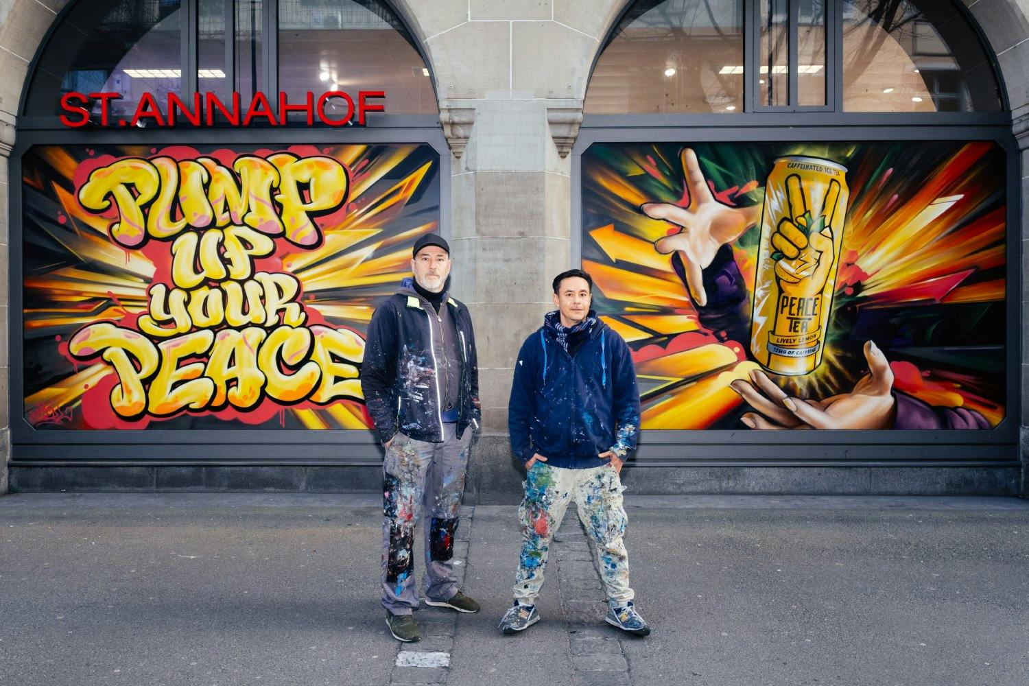 Die beiden Urban-Art-Künstler Redl und Alex Hohl vor ihrem vollendeten Werk an der Zürcher Bahnhofstrasse.